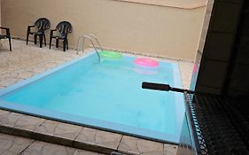 Casa Maravilhosa E Ampla Pe Na Areia Com Piscina, Area Gourmet Com Churrasqueira Em Deck Coberto Frente A Piscina, 4 Quartos Confortaveis E Espacosos, Sendo 2 Suites, Cozinha Americana E Sala De Jantar, Ampla Garagem Para 6 Carros - Mercado Na Rua Da