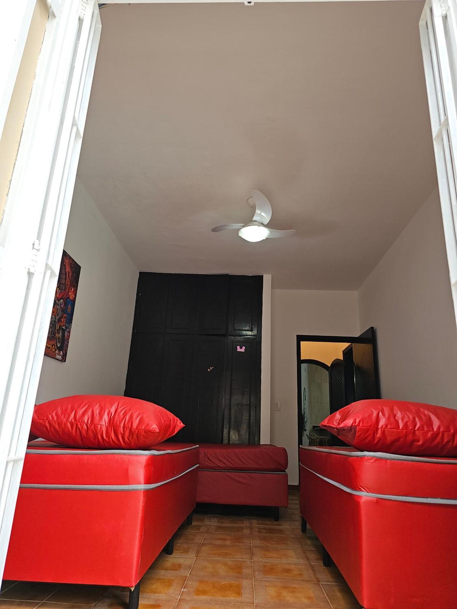 Casa Maravilhosa E Ampla Pe Na Areia Com Piscina, Area Gourmet Com Churrasqueira Em Deck Coberto Frente A Piscina, 4 Quartos Confortaveis E Espacosos, Sendo 2 Suites, Cozinha Americana E Sala De Jantar, Ampla Garagem Para 6 Carros - Mercado Na Rua Da Praia Grande (Santos) Exterior foto