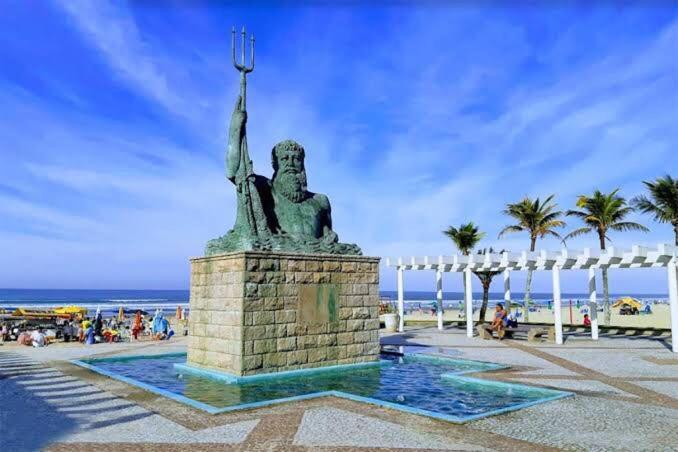 Casa Maravilhosa E Ampla Pe Na Areia Com Piscina, Area Gourmet Com Churrasqueira Em Deck Coberto Frente A Piscina, 4 Quartos Confortaveis E Espacosos, Sendo 2 Suites, Cozinha Americana E Sala De Jantar, Ampla Garagem Para 6 Carros - Mercado Na Rua Da Praia Grande (Santos) Exterior foto